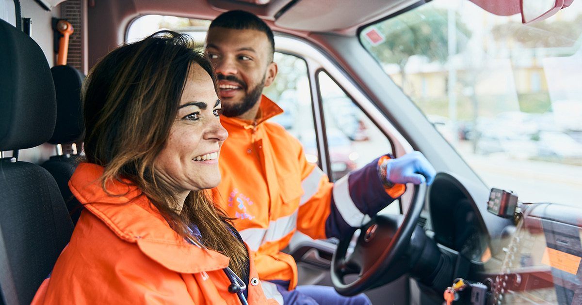 team-driving-ambulance